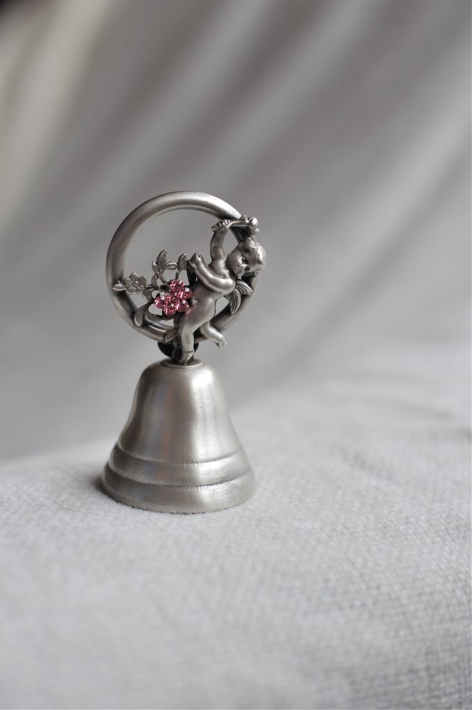 Колокольчик с ангелочком с розовыми стразами